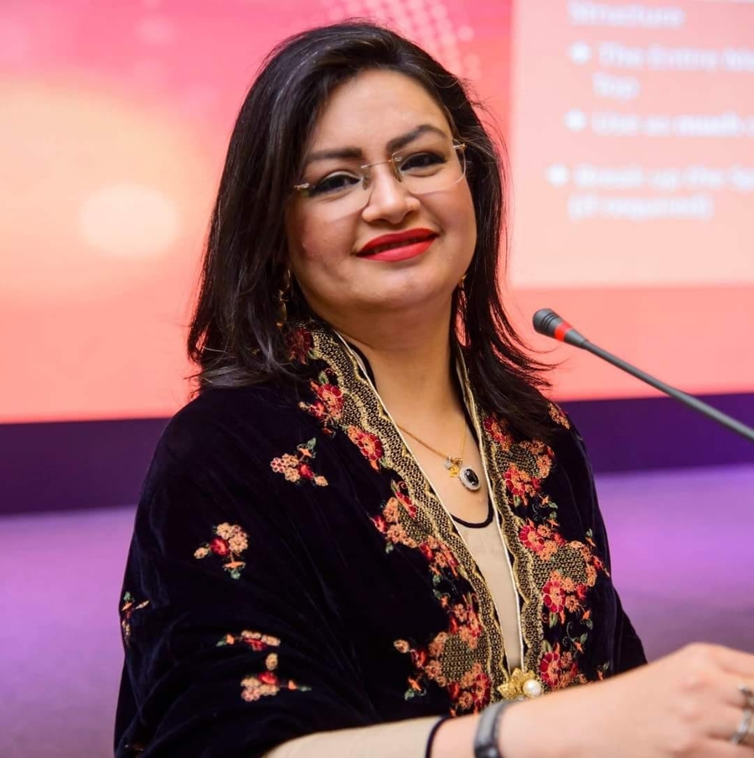 Headshot of Amber Noor Mustafa